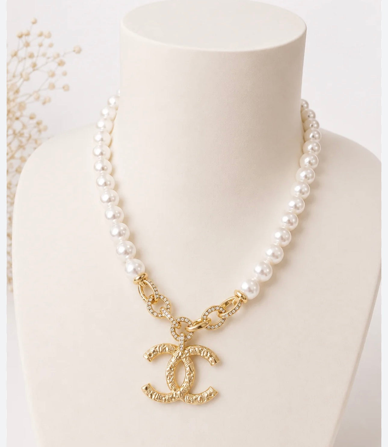 🫖 Luxury Pearl Strand Large Textured Gold CC Logo Pendant Necklace — Style #1231 💎💫