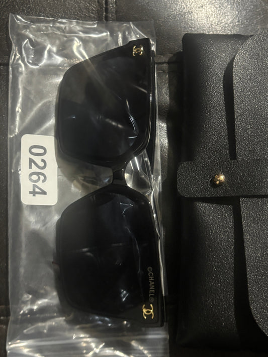 Chanel-inspirierte schwarze, übergroße eckige Sonnenbrille 🖤💫✨ | Auffälliger weißer CHANEL-Schriftzug an den Bügeln | Goldenes CC-Logo | Schwarzes Lederetui | Luxuriöse Designer-inspirierte Brillen 💎